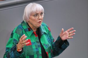 Claudia Roth fordert mehr Trainerinnen im Fußball, um toxischen Umgang zu reduzieren.