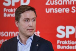 Esra Limbacher kritisiert hohe Schokohasenpreise, fordert mehr Transparenz für Verbraucher.