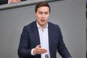 Esra Limbacher fordert Entlastungspaket für hohe Spritpreise vor Koalitionsentscheidung.