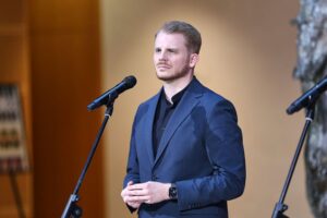 Tim Klüssendorf fordert, Pharmakonzerne stärker an Arzneimittelausgaben zu beteiligen. Gesundheitsreform im Fokus.