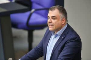 Bild von Christos Pantazis im Bundestag, Diskussion über Gesundheitsreform und Krankenkassensystem.