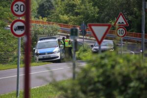 Grenzkontrolle zwischen Deutschland und Polen, Beamte prüfen Fahrzeug und Reisende.