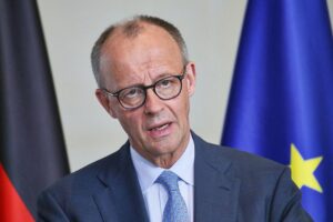 Friedrich Merz spricht kritisch über die gesetzliche Rente, während SPD und Grüne protestieren.