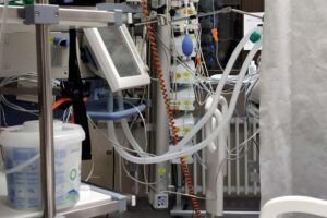 Ein Krankenhaus mit Patienten, Ärzten und Pflegepersonal in einem modernen, deutschen Gesundheitsumfeld.