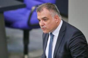 Christos Pantazis unterstützt Reformvorschläge zur Reduzierung der Krankenkassen und Verbesserung des Gesundheitssystems.