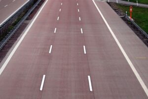 Schwerer Verkehrsunfall auf Autobahn: Lkw und Kleinwagen kollidieren, Rettungskräfte im Einsatz.