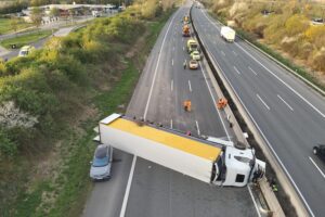 Sattelzug blockiert Autobahn, Feuerwehr und Rettungsdienst bringen Hilfe, Unfall mit Milchprodukten.