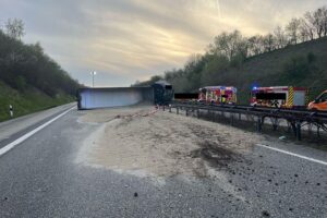 Ein umgekipptes Lkw mit Sand verursacht Verkehrsbehinderungen auf der Autobahn 38.
