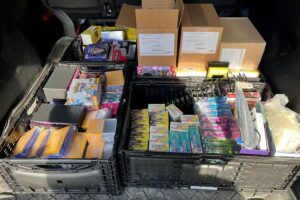 Ein Zollbeamter überprüft einen Kofferraum voller Pokémon-Karten im Grenzbereich.