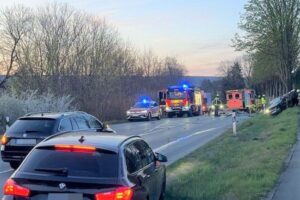 Ein zerstörter Unfallort mit Trümmern und Rettungskräften an der B239 in Höxter.