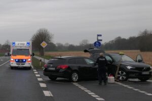 Zwei beschädigte Autos nach Unfall auf Bundesstraße, Polizei und Rettungsdienst im Einsatz.