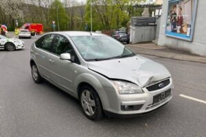 Verunfallter Pkw, Polizei vor Ort, Radfahrerin verletzt, Trauma auf der Straße, Sicherheitsmaßnahmen.