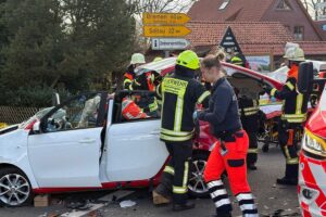 Rettungskräfte entfernen Dach des verunfallten Smart: dramatische Szene nach Verkehrsunfall in Hemslingen.