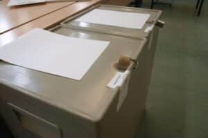 Wahllokal in Schwerin mit Wählern und Stimmabgaben zur OB-Stichwahl.
