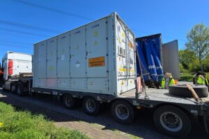 Kontrolle von Gefahrguttransporten: Polizei stoppt Schwertransporte ohne Genehmigungen auf Autobahn A2.