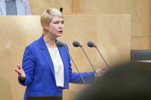Manuela Schwesig fordert Sonderkonferenz zur Energiekrise für mehr Unterstützung der Bürger und Branchen.