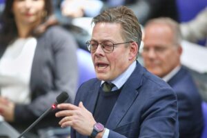Konstantin von Notz spricht besorgt über Spionageangriffe und deren Sicherheitsfolgen für Deutschland.