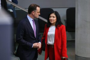 Jens Spahn stärkt Katherina Reiche den Rücken in der Energiepolitik während einer Fraktionssitzung.