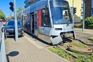 Unfall zwischen Straßenbahn und Pkw in Ratingen, Feuerwehr sichert Unfallstelle und leistet Hilfe.