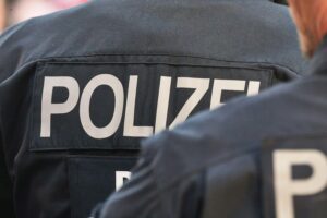 Auseinandersetzung zwischen Männern, Polizei im Einsatz, gefährliche Situation mit Waffen und Bedrohung.