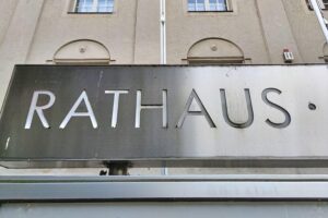 Sicht auf ein Rathaus, Symbol für kommunale Finanzfragen und Infrastrukturinvestitionen in Deutschland.
