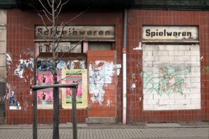 Verlassene Häuser symbolisieren die Herausforderungen strukturschwacher Regionen und den EU-Förderbedarf.