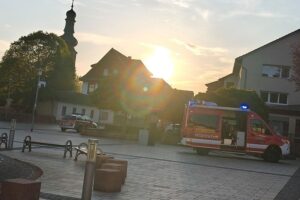 Brand in Gaststätte, Feuerwehr im Einsatz, Person mit Rauchintoxikation, technische Ursache vermutet.