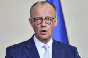 Friedrich Merz und Shehbaz Sharif telefonieren über Frieden im Nahen Osten und diplomatische Beziehungen.