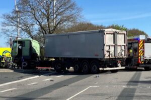 Schwere Verkehrsunfallstelle mit beschädigten Fahrzeugen, Einsatz von Polizei und Bergungsdiensten in Hagen.