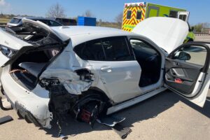 Schwerer Verkehrsunfall auf Autobahn 27: Transporter kollidiert mit Pkw, erhebliches Verkehrsaufkommen.