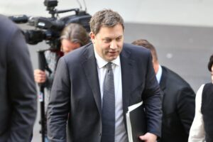 Lars Klingbeil spricht über die Herausforderungen des Bundeshaushalts und kritische Finanzpolitik.