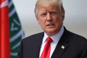 Donald Trump warnt vor Waffenlieferungen an den Iran, droht mit 50% Zöllen.