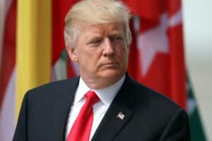 Donald Trump droht Iran während der US-Blockade der Straße von Hormus mit weiteren Maßnahmen.