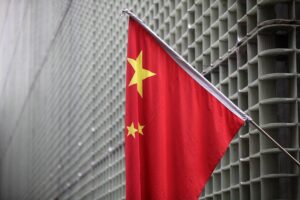 Chinesische Flagge vor Hintergrund seltener Erden und Statistiken zu Importen nach Deutschland.
