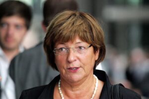Ulla Schmidt diskutiert notwendige Reformen im Gesundheitswesen zur Bremsung steigender Ausgaben.