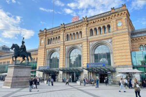 Hannover Hauptbahnhof während der Sanierung: Gleise, Baumaschinen, Bauarbeiter und Fahrplanänderungen sichtbar.