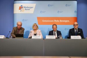 Bei der Pressekonferenz wird über Machtmissbrauch und sexuelle Belästigung im Gesundheitswesen diskutiert.