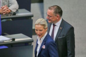 AfD-Politiker Alice Weidel und Tino Chrupalla präsentieren neuen Umfragehöchststand der Partei.