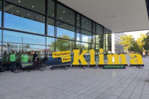 Aktivisten demonstrieren für Klimaschutz und den Ausstieg aus fossilen Energien vor Konferenz.