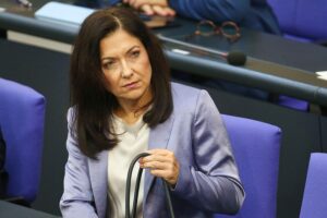 Katherina Reiche im Gespräch mit Energievertretern, ohne Kontakt zu Umweltverbänden und Verbraucherschützern.