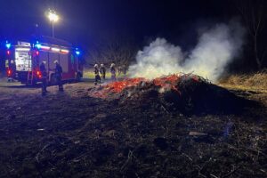 Osterfeuer brennen unter Nacht, Polizei ermittelt wegen unerlaubter Entzündung in Gardelegen.
