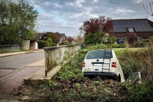 Transporter im Gewässer, Polizei ermittelt, Insassen flüchtig, Hinweise gewünscht.