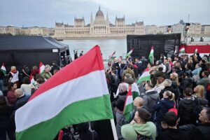Wahlparty von Tisza mit jubelnden Unterstützern und Feierlichkeiten, die den Sieg feiern.