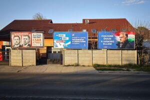 Wahlwerbung in Budapest: Plakate von Orban und Magyar, Wähler stimmen ab.