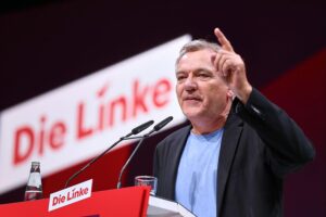 Jan van Aken kündigt Rücktritt aus gesundheitlichen Gründen, bleibt aber Bundestagsabgeordneter bis Legislaturende.