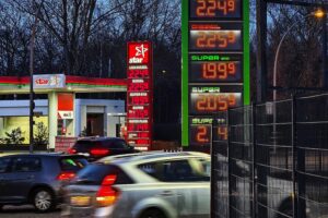 Tankstelle mit Preisanzeige, Verbraucherproteste, soziale Gerechtigkeit im Fokus, gezielte Entlastungen gefordert.