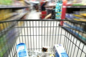 Verdi fordert Lohnerhöhung im Handel: Protestaktion vor einem Supermarkt zeigt die Realität der Beschäftigten.