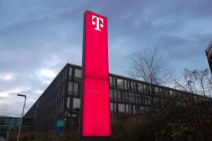 Protestierende Telekom-Mitarbeiter mit Plakaten während Warnstreiks in verschiedenen deutschen Städten.