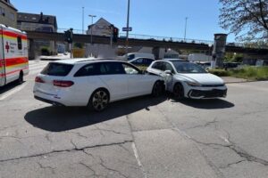Verkehrsunfall zwischen Mercedes und VW an Kreuzung, Polizei sucht Zeugen der Kollision.