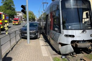 Zusammenstoß zwischen Auto und Straßenbahn in Ratingen; Verletzte, hoher Sachschaden.